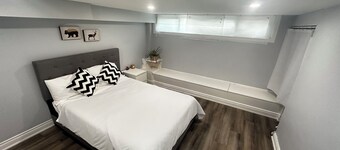🏡 Beautiful Ajax Retreat – Comfort, Space, and a Great Location!