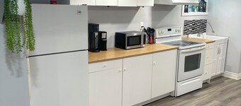🏡 Beautiful Ajax Retreat – Comfort, Space, and a Great Location!