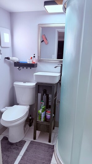 Dutxa, assecador de cabells, bidet i tovalloles