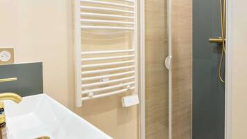 Apartment | Bathroom | Hair dryer, towels