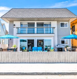 Outdoor dining - NEW!  Bay Front, Ocean Breezes, NEW luxe 2BR/2BA with Parking, AC (Long Beach)