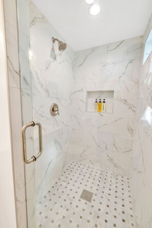 Douche, séchoir à cheveux, serviettes fournies, savon
