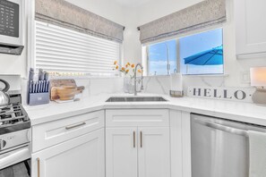 Microwave, oven, stovetop, dishwasher - NEW!  Bay Front, Ocean Breezes, NEW luxe 2BR/2BA with Parking, AC (Long Beach)