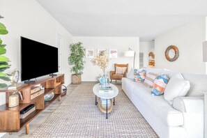 TV - NEW!  Bay Front, Ocean Breezes, NEW luxe 2BR/2BA with Parking, AC (Long Beach)