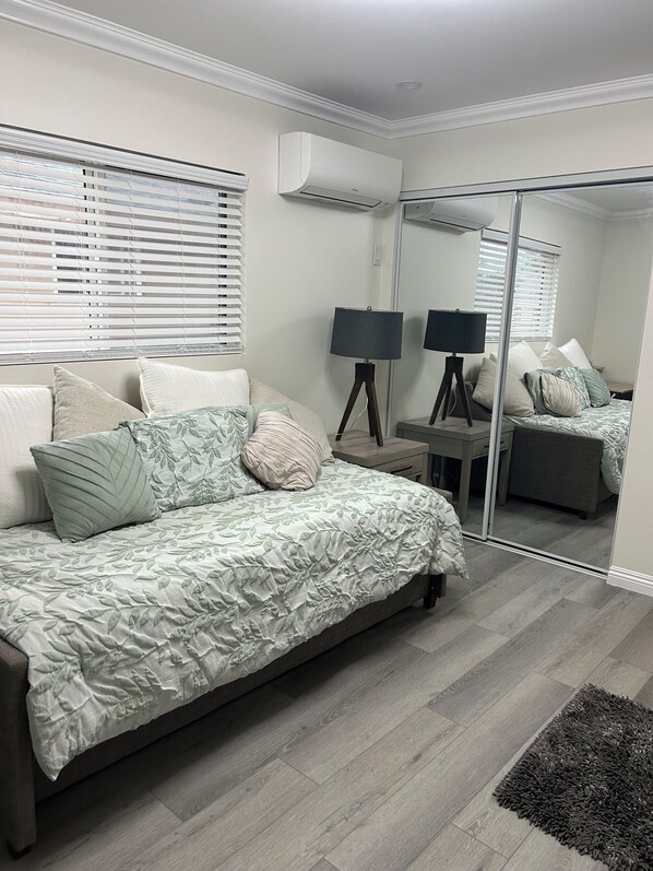 Iron/ironing board, Internet, bed sheets