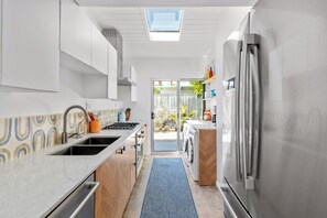 冷蔵庫、電子レンジ、オーブン、コンロ