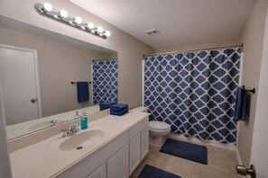 House | 4 bedrooms - Crew Stay Sleeps 16 Work Cook Play Relax (Aubrey)