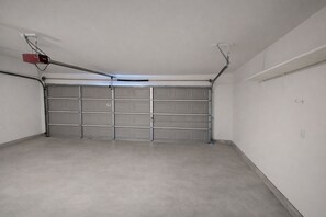 House | 4 bedrooms - Crew Stay Sleeps 16 Work Cook Play Relax (Aubrey)