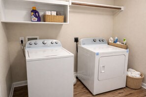 House | 4 bedrooms - Crew Stay Sleeps 16 Work Cook Play Relax (Aubrey)