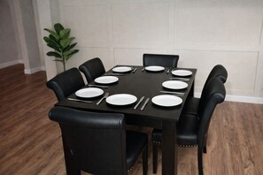 House | 4 bedrooms - Crew Stay Sleeps 16 Work Cook Play Relax (Aubrey)