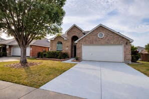 House | 4 bedrooms - Crew Stay Sleeps 16 Work Cook Play Relax (Aubrey)