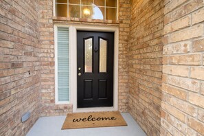 House | 4 bedrooms - Crew Stay Sleeps 16 Work Cook Play Relax (Aubrey)