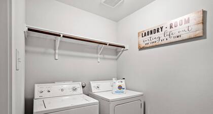 Sleeps 12 Private BRs Wifi Kitchen