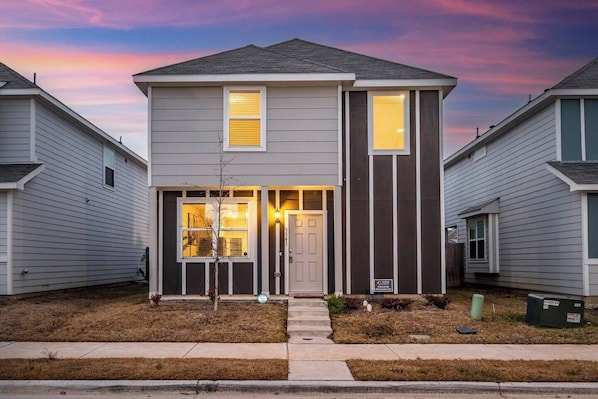 House | 1 bedroom - Sleeps 12 Private BRs Wifi Kitchen (Fort Worth)