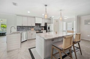 Mikrowelle, Ofen, Herdplatte, Geschirrspüler