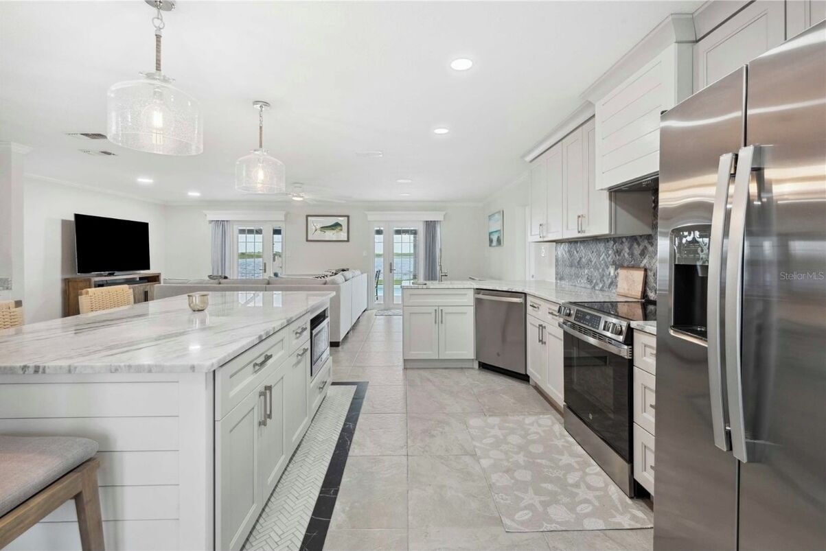 Réfrigérateur, four à micro-ondes, un four, surface de cuisson