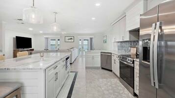 Réfrigérateur, four à micro-ondes, un four, surface de cuisson