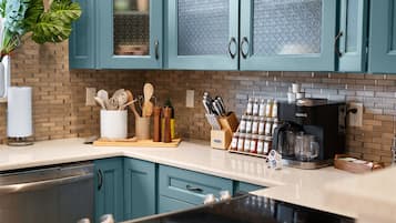 Kylskåp, mikrovågsugn, ugn och spishäll