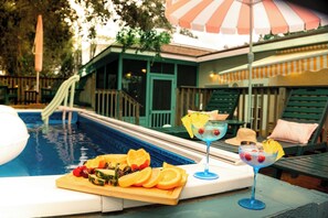 Utendørsbasseng og et oppvarmet basseng