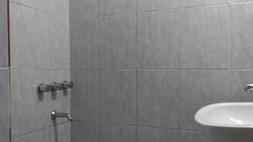 Een bidet, handdoeken, toiletpapier