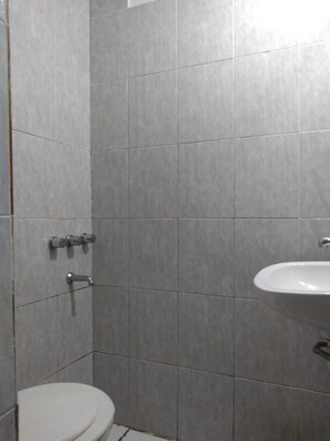 Een bidet, handdoeken, toiletpapier