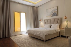 Apartamento luxo | Cofres nos quartos, cortinas blackout, quartos à prova de som