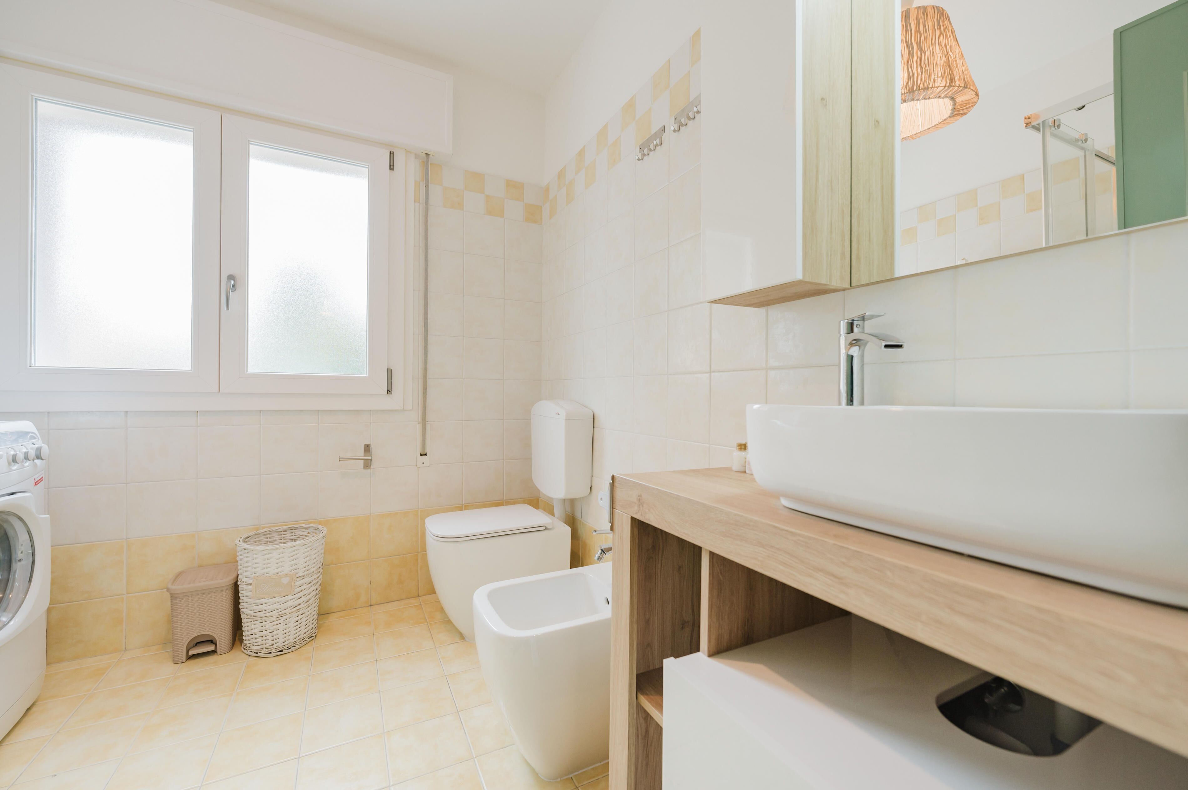 Bruser, hårtørrer, bidet, håndklæder