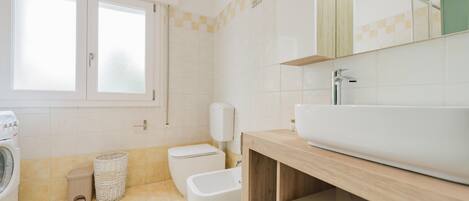 Douche, séchoir à cheveux, bidet, serviettes fournies