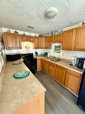 冷蔵庫、電子レンジ、オーブン、コンロ