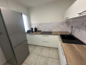 Mikrobølgeovn, ovn, kokeplater og oppvaskmaskin