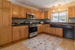 Coffee/tea maker, fridge, microwave, oven
