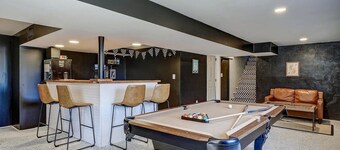 No cleanup chores-Fenced yard, fire pit. Close to I81, downtown. Walk to casino.