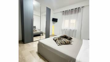 Iron/ironing board, bed sheets