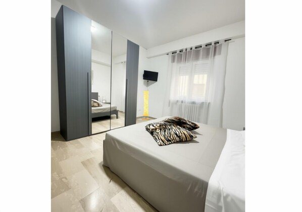 Iron/ironing board, bed sheets