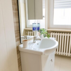 Dusche, Haartrockner, Bidet, Handtücher