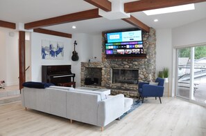 Una televisión, una chimenea