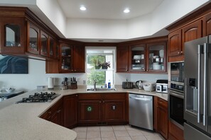 冰箱、微波炉、烤箱、炉灶