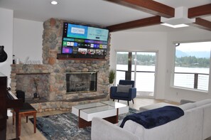 Smart TV, fireplace, video games, table football - Coasta Villa on Hood Canal-Beachfront/Mini-Golf (Seabeck)