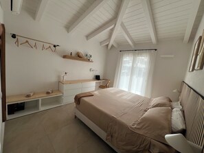 Työpöytä, silitysrauta/-lauta, ilmainen Wi-Fi, vuodevaatteet