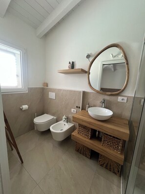 Suihku, hiustenkuivaaja, bidee, pyyhkeet