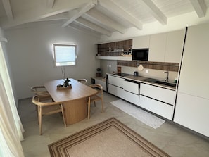 Réfrigérateur, micro-ondes, plaque de cuisson, lave-vaisselle