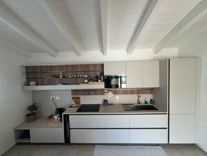 Jääkaappi, mikroaaltouuni, liesi, astianpesukone