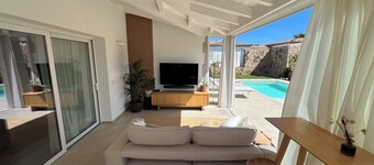 Villa Sisine, đ Private pool, Just a 5-Minute Walk from the Beach