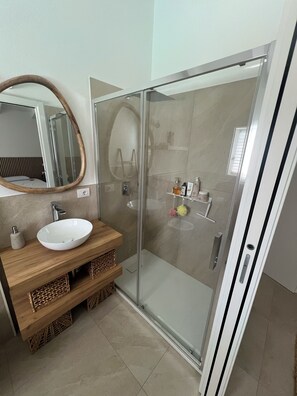 Dusche, Haartrockner, Bidet, Handtücher