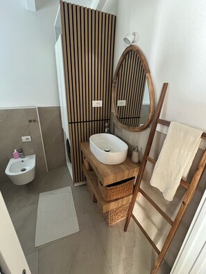 Bruser, hårtørrer, bidet, håndklæder