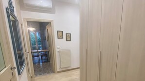 Ein Flur mit Holzboden, einem Kleiderschrank und einer Heizung.