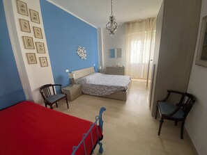 2 bedrooms, desk, iron/ironing board, free WiFi - A window to the sea three minutes' walk from the sea view beach (Laigueglia)