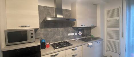 Frigorifero, microonde, forno, piano cottura