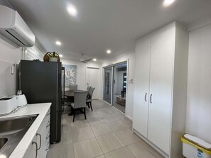 Frigorífico, microondas, horno y placa de cocina