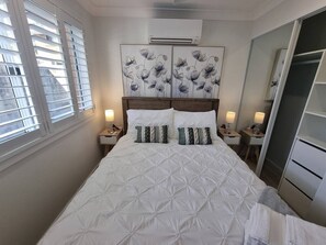 Tabla de planchar con plancha, cuna de viaje, ropa de cama